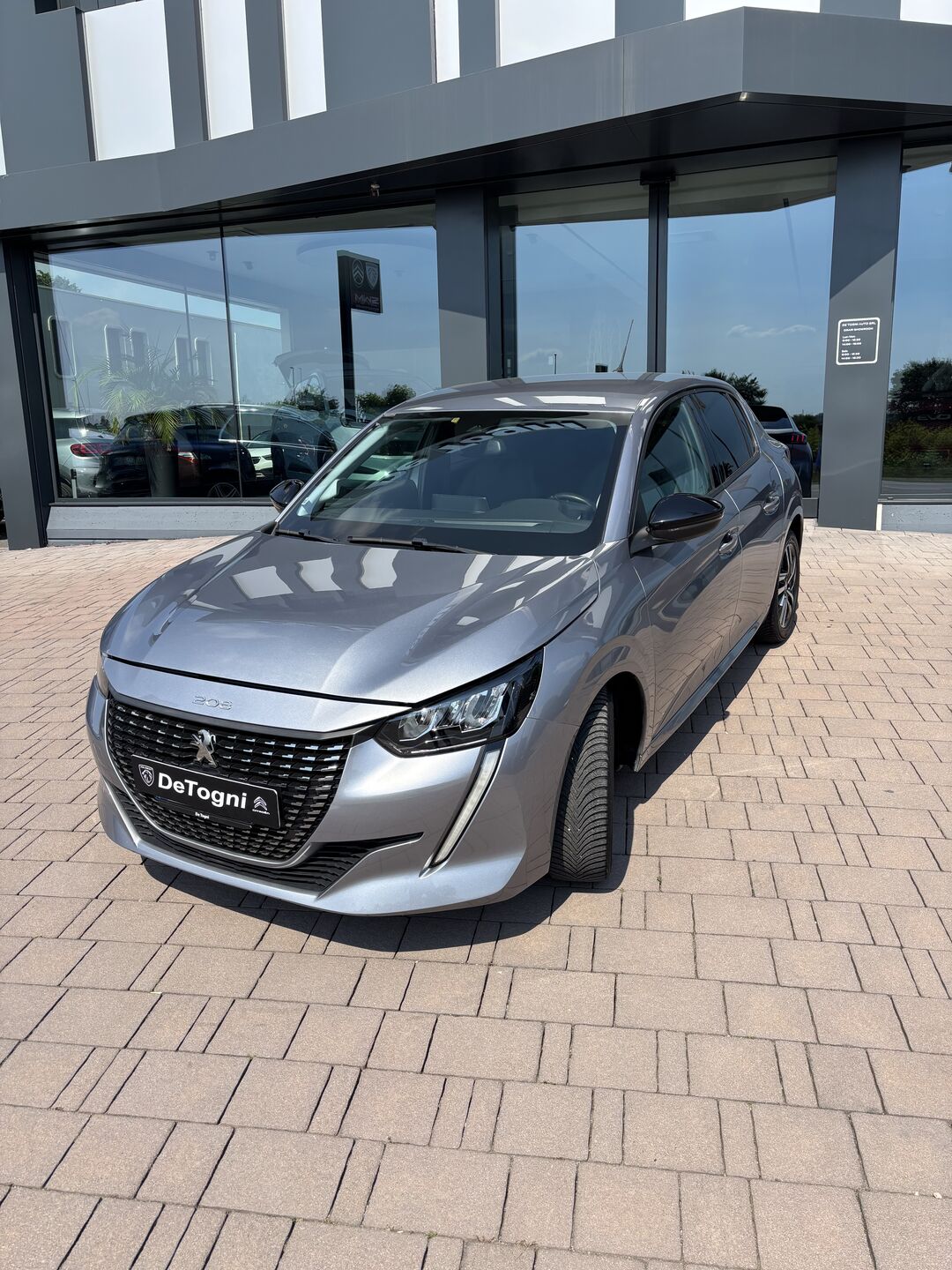 PEUGEOT 208